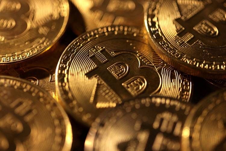 Bitcoin despenca para US$ 58 mil: o que está movendo a maior criptomoeda e como investidores podem reagir