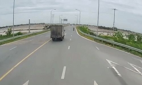 Tai nạn kinh hoàng: Taxi và xe tải lao thẳng vào ruộng sau cú tông bất ngờ